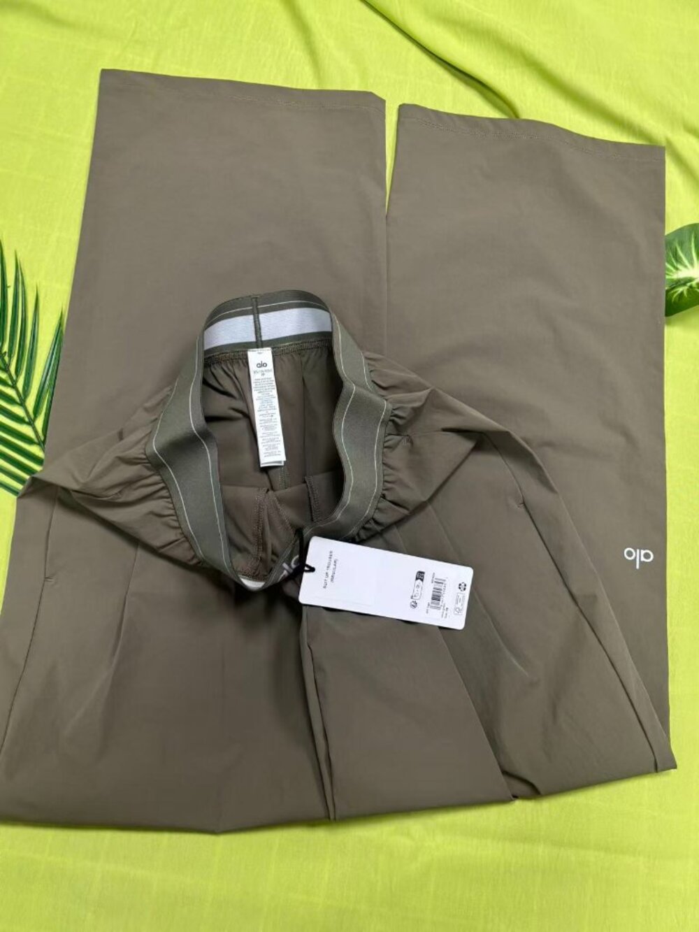 Alo Yoga Suit Up Trouser in Olive size XXS/XS(Regular fit)30-inch inseam🤍 - Picture 4 of 9